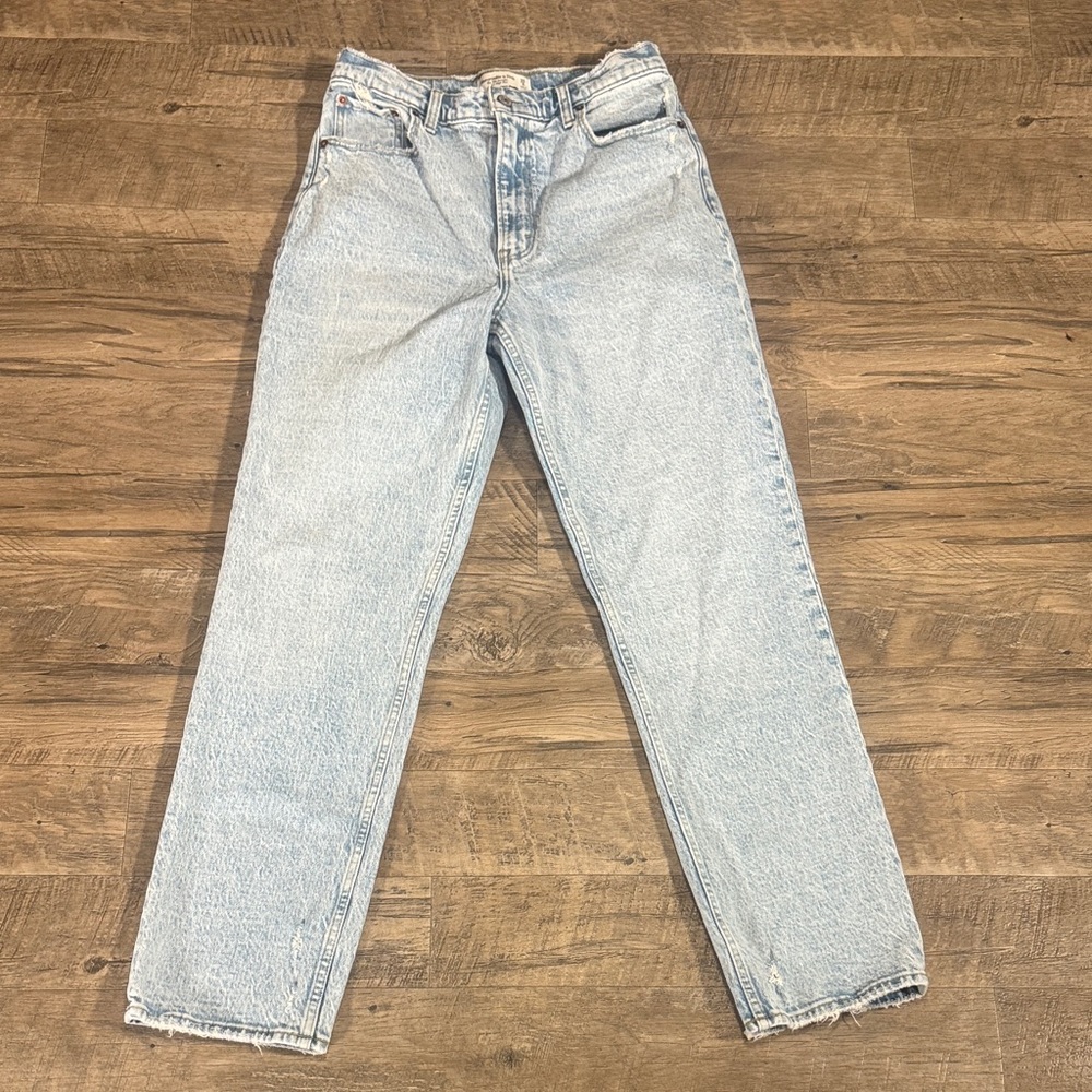 Abercrombie & Fitch “90’s Straight Ultra High Rise” Light Blue Jean-Size 29/8R